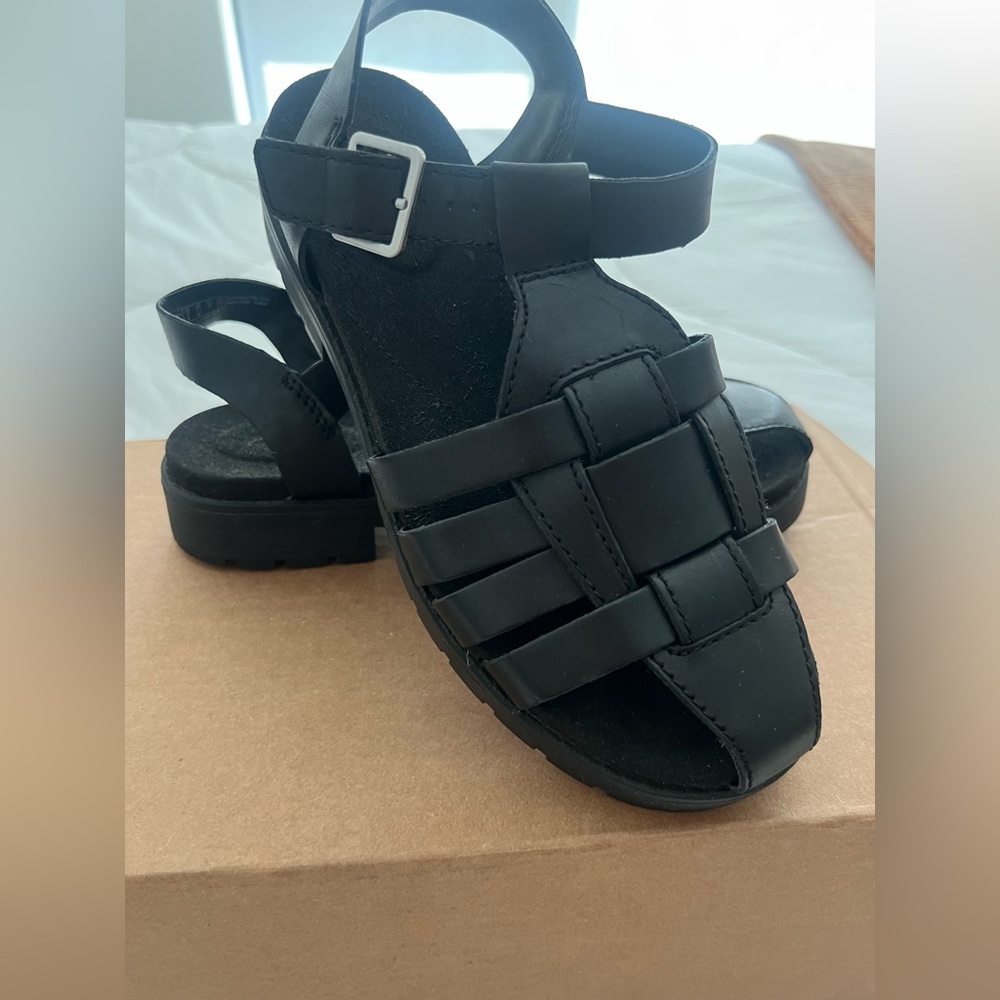 Clark’s Black Leather Fisherman Sandals Never-Worn - Picture 2 of 6